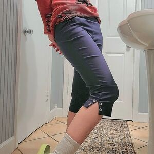 navy capris